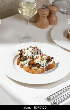 Bruschetta à la crème de champignons et aux pacanes Banque D'Images