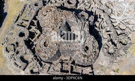L'ancienne forteresse mégalithique de Su Nuraxi di Barumini, un village de la civilisation nuragique en Sardaigne, Italie Banque D'Images