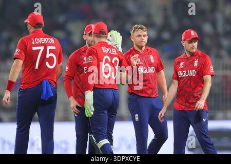 Sam Curran de l'Angleterre avec l'équipe d'Angleterre lors de la Coupe du monde masculine ICC T20 Inde & Sri Lanka 2026 match 29 entre l'Angleterre et l'Italie à Eden Gardens le 16 février 2026 à Kolkata, Inde photo par Shubhajit Roy Karmakar / Alamy Live News Banque D'Images
