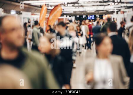Résumé les gens brouillés dans le hall d'exposition du salon commercial de l'événement expo. Salon professionnel ou salon de l'emploi. Contexte de concept d'entreprise Banque D'Images