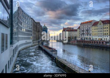 Berlin, Allemagne - 26 mars 2025 : vue sur la rivière Spree avec des bâtiments, des restaurants et la cathédrale de Berlin en arrière-plan Banque D'Images