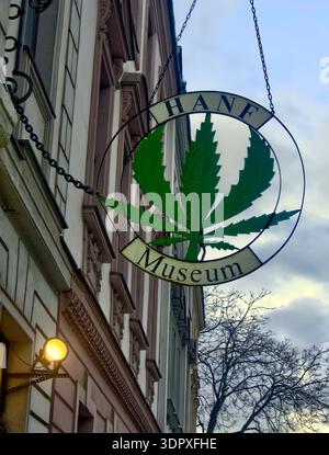 Berlin, Allemagne - 26 mars 2025 : affichage suspendu à l'extérieur du musée Hanf Banque D'Images