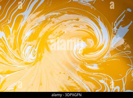 Peinture d'art fluide abstrait dans les peintures acryliques, peintures tourbillonnantes, couleurs jaune or et blanc créant Banque D'Images