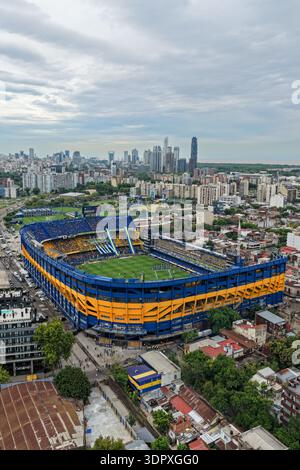 Vue aérienne verticale du stade la Bombonera à Buenos Aires, parfait pour le contenu des médias sociaux mobiles. Banque D'Images