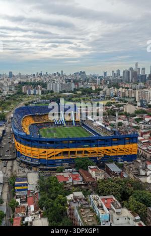 Vue aérienne verticale du stade la Bombonera à Buenos Aires, parfait pour le contenu des médias sociaux mobiles. Banque D'Images