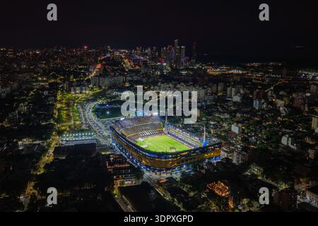 Stade de football emblématique de la Bombonera la nuit, un monument célèbre dans le quartier de la Boca à Buenos Aires. Banque D'Images