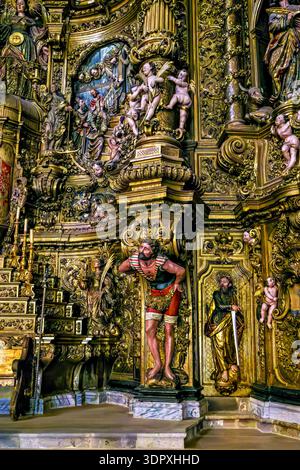 Intérieur de l'église cathédrale Esglesia de Santa Maria dans la ville côtière de Cadaques, province de Gérone sur la Costa Brava en Espagne Banque D'Images