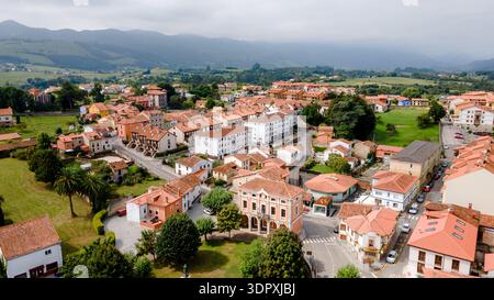 Belle vue aérienne de Colombres, un charmant village des Asturies, Espagne. L'image capture le paysage pittoresque de bâtiments au toit rouge nichés Banque D'Images