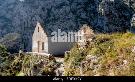 Une maison abandonnée en ruine se dresse seule sur la Ruta del Cares dans les Asturies, en Espagne. Entouré de paysages montagneux accidentés, il évoque un sentiment d'hist Banque D'Images