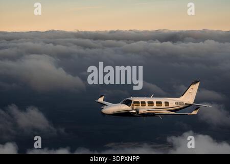 Gros plan air-air de Piper PA-31-350 Chieftan, immatriculation N411US, série 31-8152073, Colemill Panther II. Twin Lycoming TiO-540-A2C turbocompressés, conception à aile basse, train d'atterrissage rétractable, six à huit places assises. Capturé à la Sun N Fun Aerospace Expo de 2024, Floride, montrant le fuselage, le cockpit, les hélices, et surfaces d'aile. Banque D'Images