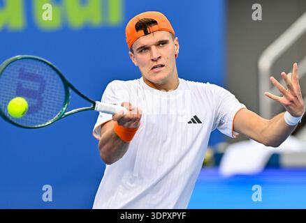 Doha, Qatar. 16 février 2026. Jakub Mensik de la République tchèque vu en action contre Jan Choinski de la Grande-Bretagne lors de la manche 32 à l'ATP Qatar ExxonMobil Open 2026 au Khalifa International Tennis Complex. Jakub Mensik a gagné contre Jan Choinski 6-7, 6-2, 6-4. ? ? ? ? Crédit : SOPA images Limited/Alamy Live News Banque D'Images