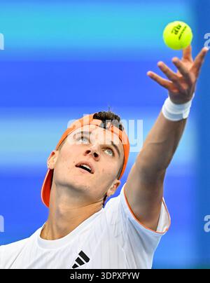 Doha, Qatar. 16 février 2026. Jakub Mensik de la République tchèque vu en action contre Jan Choinski de la Grande-Bretagne lors de la manche 32 à l'ATP Qatar ExxonMobil Open 2026 au Khalifa International Tennis Complex. Jakub Mensik a gagné contre Jan Choinski 6-7, 6-2, 6-4. ? ? ? ? Crédit : SOPA images Limited/Alamy Live News Banque D'Images