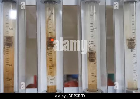 Jauges de niveau en verre avec niveaux d'eau et bouchons à l'intérieur Banque D'Images