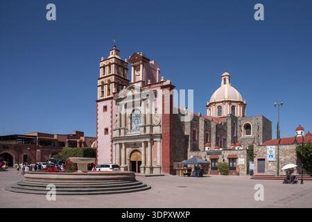 Tequisquiapan, Mexique - 09 février 2025 : vue sur la Parroquia de Santa María de la Asunción baignée de lumière chaude, ses teintes roses contrastent avec Banque D'Images