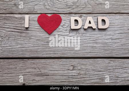 Les lettres en bois décrivent I Love Dad with a Red Heart on a Wooden surface pour la fête des pères Banque D'Images