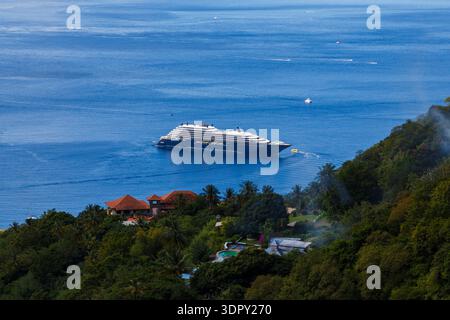 Vue de Soufrière depuis le point de vue de deux pics à Sainte-Lucie, Îles du vent, Îles des Caraïbes en décembre Banque D'Images