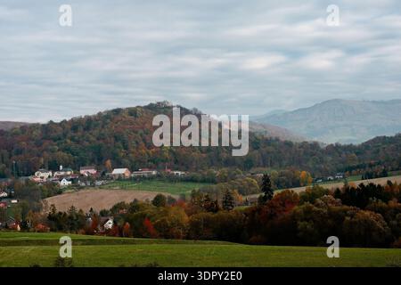 Scène rurale automnale. Village pittoresque de montagne au milieu du feuillage d'automne et charme historique Banque D'Images