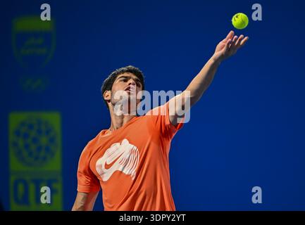 Doha, Qatar. 16 février 2026. Carlos Alcaraz d'Espagne vu lors de la première pratique de l'ATP Qatar Exxon Mobil Open 2026 masculin au Khalifa International Tennis Complex. Crédit : SOPA images Limited/Alamy Live News Banque D'Images