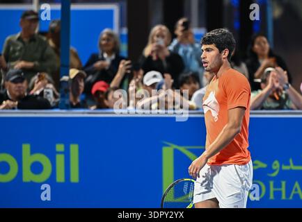 Doha, Qatar. 16 février 2026. Carlos Alcaraz d'Espagne vu lors de la première pratique de l'ATP Qatar Exxon Mobil Open 2026 masculin au Khalifa International Tennis Complex. Crédit : SOPA images Limited/Alamy Live News Banque D'Images