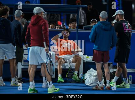Doha, Qatar. 16 février 2026. Carlos Alcaraz d'Espagne vu lors de la première pratique de l'ATP Qatar Exxon Mobil Open 2026 masculin au Khalifa International Tennis Complex. Crédit : SOPA images Limited/Alamy Live News Banque D'Images