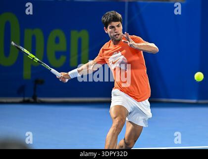 Doha, Qatar. 16 février 2026. Carlos Alcaraz d'Espagne vu lors de la première pratique de l'ATP Qatar Exxon Mobil Open 2026 masculin au Khalifa International Tennis Complex. Crédit : SOPA images Limited/Alamy Live News Banque D'Images
