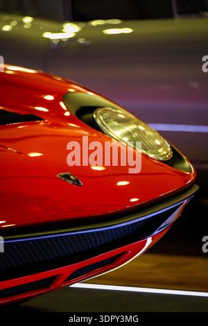 Détail avant de Red Lamborghini Miura avec gros plan sur les phares Banque D'Images