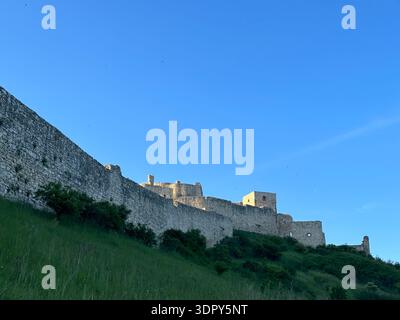 Majestueuse forteresse médiévale Spiš Château ou Spišský hrad contre le ciel bleu, Spišské Podhradie, Prešov, Slovaquie, mai 2024 Banque D'Images