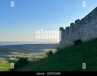 Ancien mur de pierre du château de Spišský hrad surplombant un paysage verdoyant, Spišské Podhradie, Prešov, Slovaquie, mai 2024 Banque D'Images