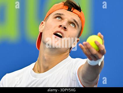 Doha, Qatar. 16 février 2026. Jakub Mensik de la République tchèque vu en action contre Jan Choinski de la Grande-Bretagne lors de la manche 32 à l'ATP Qatar ExxonMobil Open 2026 au Khalifa International Tennis Complex. Jakub Mensik a gagné contre Jan Choinski 6-7, 6-2, 6-4. ? ? ? ? (Photo de Noushad Variyattiyakkal/SOPA images/SIPA USA) crédit : SIPA USA/Alamy Live News Banque D'Images