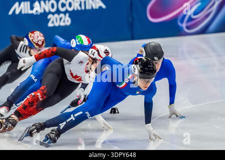 MILAN, Lombardie ITA - 16 février 2026 : Arianna Fontana n°10 de l'Italie se déplace lors des demi-finales de patinage de vitesse sur courte piste Womens 1000m au Milano Ice Skating Arena à MILAN, Italie lors des Jeux Olympiques d'hiver de Milano Cortina 2026. Banque D'Images