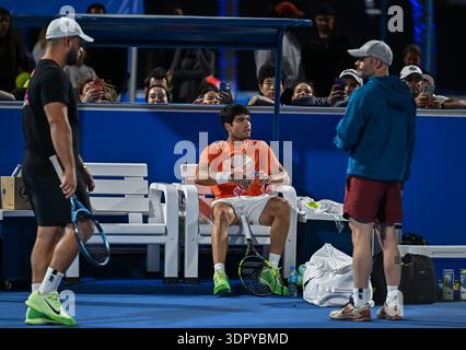 Doha, Qatar. 16 février 2026. Carlos Alcaraz d'Espagne vu lors de la première pratique de l'ATP Qatar Exxon Mobil Open 2026 masculin au Khalifa International Tennis Complex. (Photo de Noushad Variyattiyakkal/SOPA images/SIPA USA) crédit : SIPA USA/Alamy Live News Banque D'Images