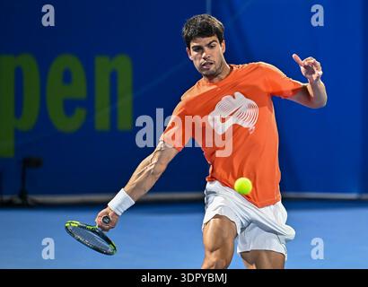Doha, Qatar. 16 février 2026. Carlos Alcaraz d'Espagne vu lors de la première pratique de l'ATP Qatar Exxon Mobil Open 2026 masculin au Khalifa International Tennis Complex. (Photo de Noushad Variyattiyakkal/SOPA images/SIPA USA) crédit : SIPA USA/Alamy Live News Banque D'Images