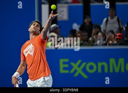 Doha, Qatar. 16 février 2026. Carlos Alcaraz d'Espagne vu lors de la première pratique de l'ATP Qatar Exxon Mobil Open 2026 masculin au Khalifa International Tennis Complex. (Photo de Noushad Variyattiyakkal/SOPA images/SIPA USA) crédit : SIPA USA/Alamy Live News Banque D'Images