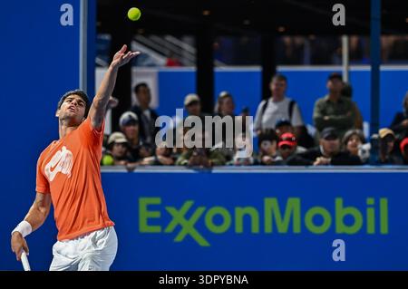 Doha, Qatar. 16 février 2026. Carlos Alcaraz d'Espagne vu lors de la première pratique de l'ATP Qatar Exxon Mobil Open 2026 masculin au Khalifa International Tennis Complex. (Photo de Noushad Variyattiyakkal/SOPA images/SIPA USA) crédit : SIPA USA/Alamy Live News Banque D'Images