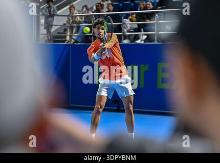 Doha, Qatar. 16 février 2026. Carlos Alcaraz d'Espagne vu lors de la première pratique de l'ATP Qatar Exxon Mobil Open 2026 masculin au Khalifa International Tennis Complex. (Photo de Noushad Variyattiyakkal/SOPA images/SIPA USA) crédit : SIPA USA/Alamy Live News Banque D'Images
