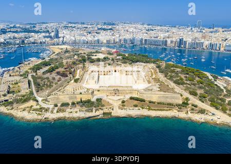 Vue aérienne du fort Manoel sur l'île Manoel, un fort en forme d'étoile du XVIIIe siècle dans le port de Marsamxett, avec la Valette et le front de mer Sliema dans l'arrière-pays Banque D'Images
