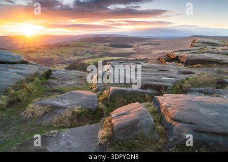 Stanage Edge, Hathersage, Derbyshire, Royaume-Uni. 14 mars 2022. Photo de Richard Holmes. Coucher de soleil dans le parc national de Peak District. Banque D'Images