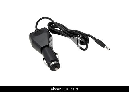 Adaptateur d'alimentation allume-cigare de voiture noir avec câble isolé sur fond blanc. Banque D'Images