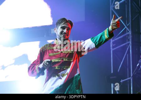 Le chanteur, compositeur, rappeur hongrois Krúbi se produit au Festival Sziget à Budapest en Hongrie, portant les couleurs du drapeau hongrois Banque D'Images