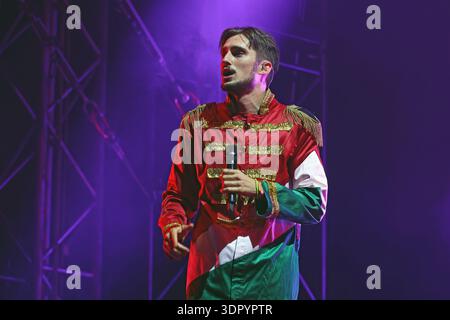 Le chanteur, compositeur, rappeur hongrois Krúbi se produit au Festival Sziget à Budapest en Hongrie, portant les couleurs du drapeau hongrois Banque D'Images