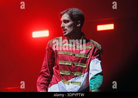 Le chanteur, compositeur, rappeur hongrois Krúbi se produit au Festival Sziget à Budapest en Hongrie, portant les couleurs du drapeau hongrois Banque D'Images