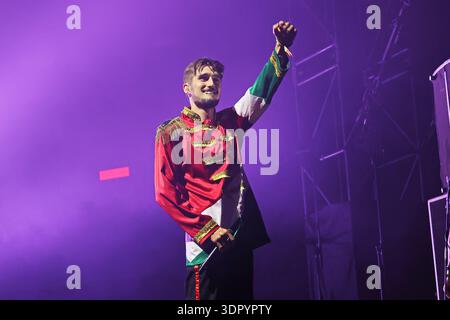 Le chanteur, compositeur, rappeur hongrois Krúbi se produit au Festival Sziget à Budapest en Hongrie, portant les couleurs du drapeau hongrois Banque D'Images