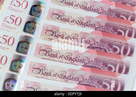 Une photographie plein format de billets de cinquante livres britanniques Banque D'Images