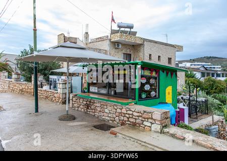 Kiosque tabacchino fermé, un vendeur de tabac, après la saison touristique dans la station de vacances de Ksamil, Albanie Banque D'Images