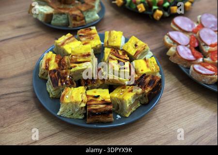 Une variété de toasts sains avec des légumes, des graines et des microgreens. Collations végétaliennes colorées à base de plantes. Table élégante et repas. Restauration. Nourriture Banque D'Images