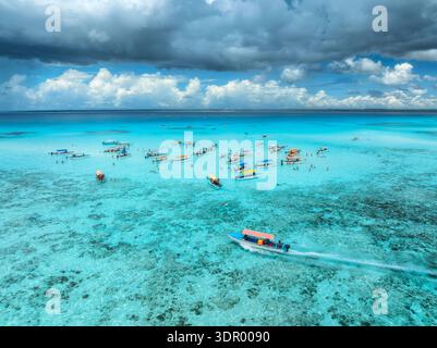 Vue aérienne de bateaux colorés et yachts dans une eau transparente Banque D'Images