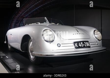 Stuttgart, Allemagne - 7 décembre 2025 : Porsche 356 Nr 1 Roadster de 1948, la première voiture Porsche et l'origine de la voiture de sport lega de la marque Banque D'Images