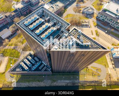 Tour de datacenter futuriste à Amsterdam, vue aérienne de l'infrastructure numérique moderne et hub de cloud computing Banque D'Images