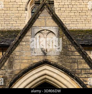 Gros plan d'une sculpture en pierre religieuse détaillée au-dessus de l'entrée en arc pointu d'une ancienne façade de l'église de l'Immaculée conception Stroud Banque D'Images