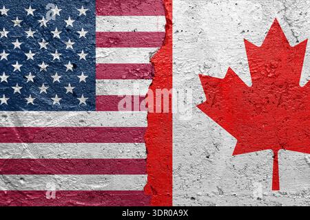 États-Unis d'Amérique vs Chine - mur en béton fissuré peint avec un drapeau américain à gauche et un drapeau chinois sur la photo de droite Banque D'Images